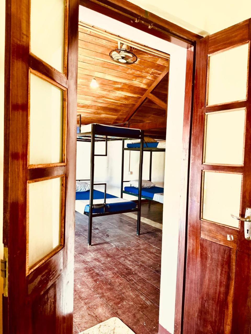 Happy Bunk Hostel Уелигама Екстериор снимка
