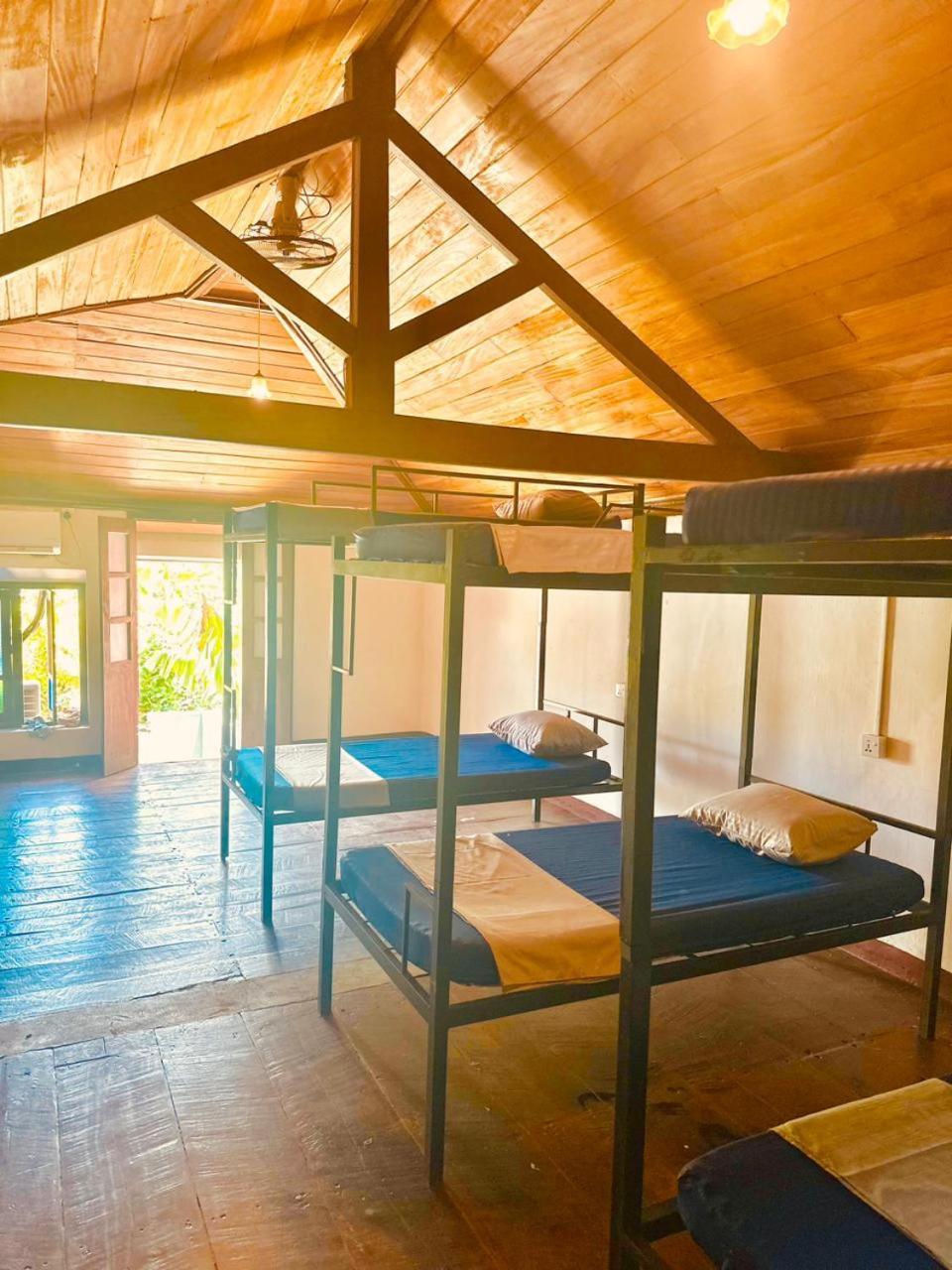 Happy Bunk Hostel Уелигама Екстериор снимка