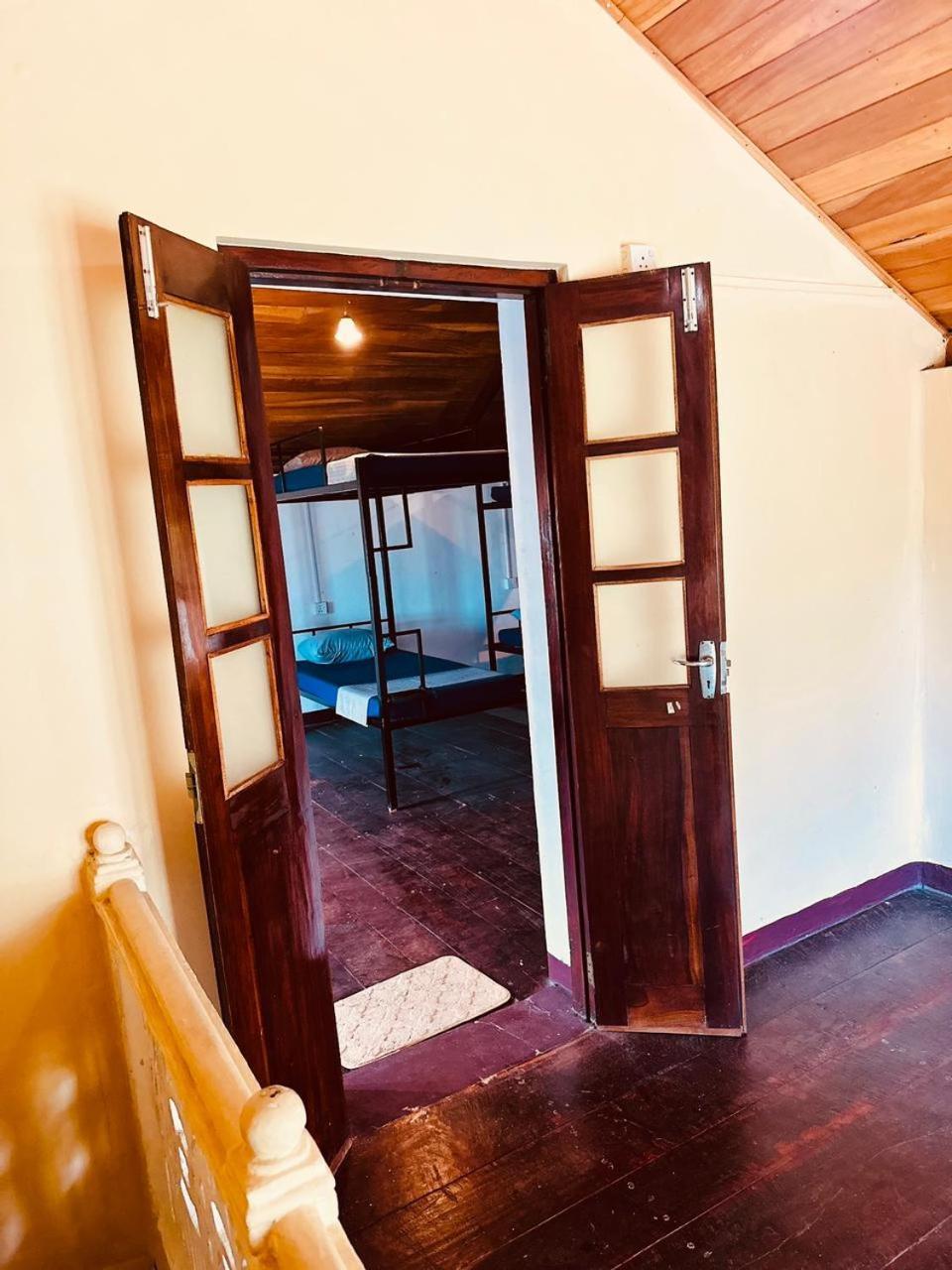 Happy Bunk Hostel Уелигама Екстериор снимка